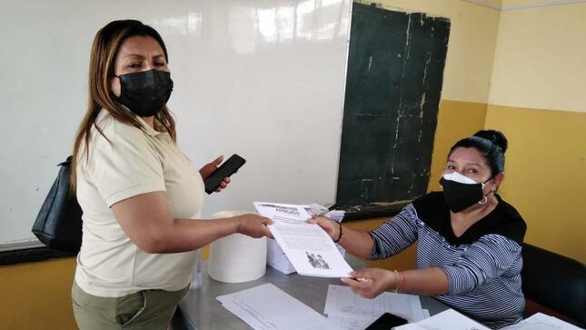 Ie 7079 sjm entrego las carpetas de recuperación de primaria y secundaria