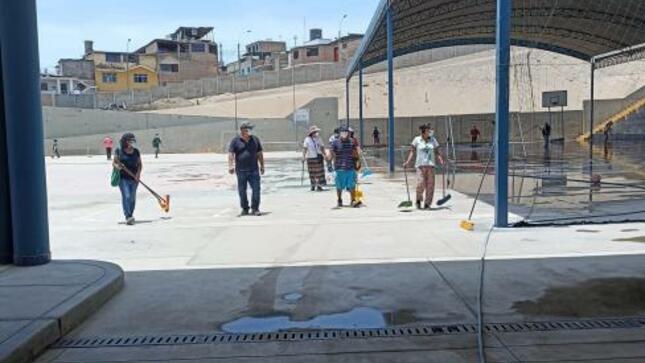 Faena de limpieza realizaron padres de familia en ie santa maría de los andes de vmt