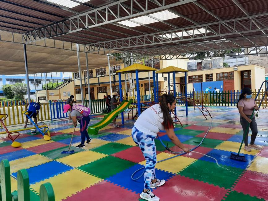 Padres de familia de ie 7056 san martín de porres de lurín realizan faena de limpieza