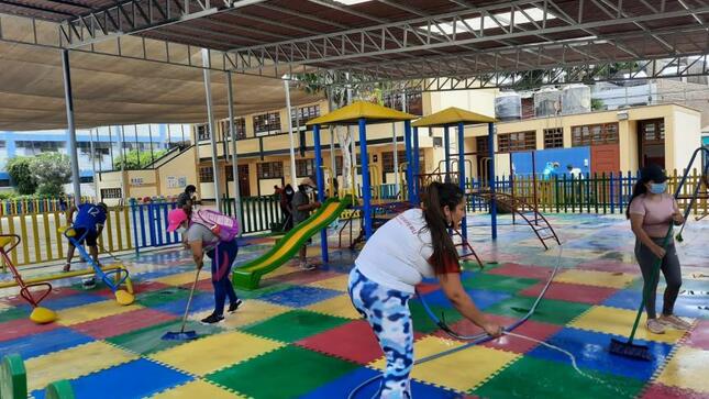 Padres de familia de ie 7056 san martín de porres de lurín realizan faena de limpieza
