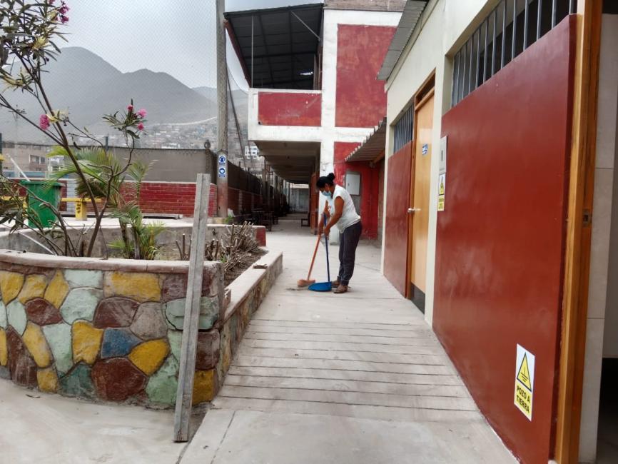 Padres de familia de ie 6015 santísimo sagrado corazón de jesus de vmt realizan faena de limpieza