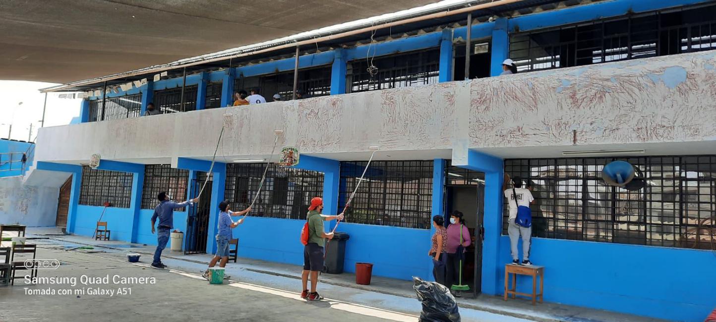 Padres de familia de ie 6004 santiago antúnez de mayolo de ves realizan faena de limpieza