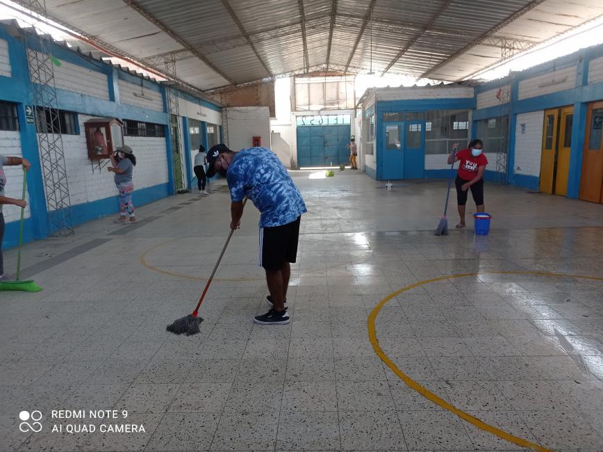 Padres de familia de iei 652 de ves realizan faena de limpieza