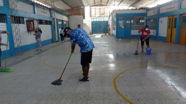 Padres de familia de iei 652 de ves realizan faena de limpieza