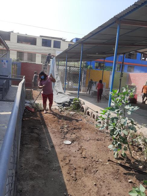 Limpieza integral realizaron padres de familia en iei el mundo de los niños de sjm
