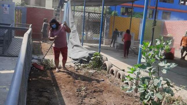 Limpieza integral realizaron padres de familia en iei el mundo de los niños de sjm