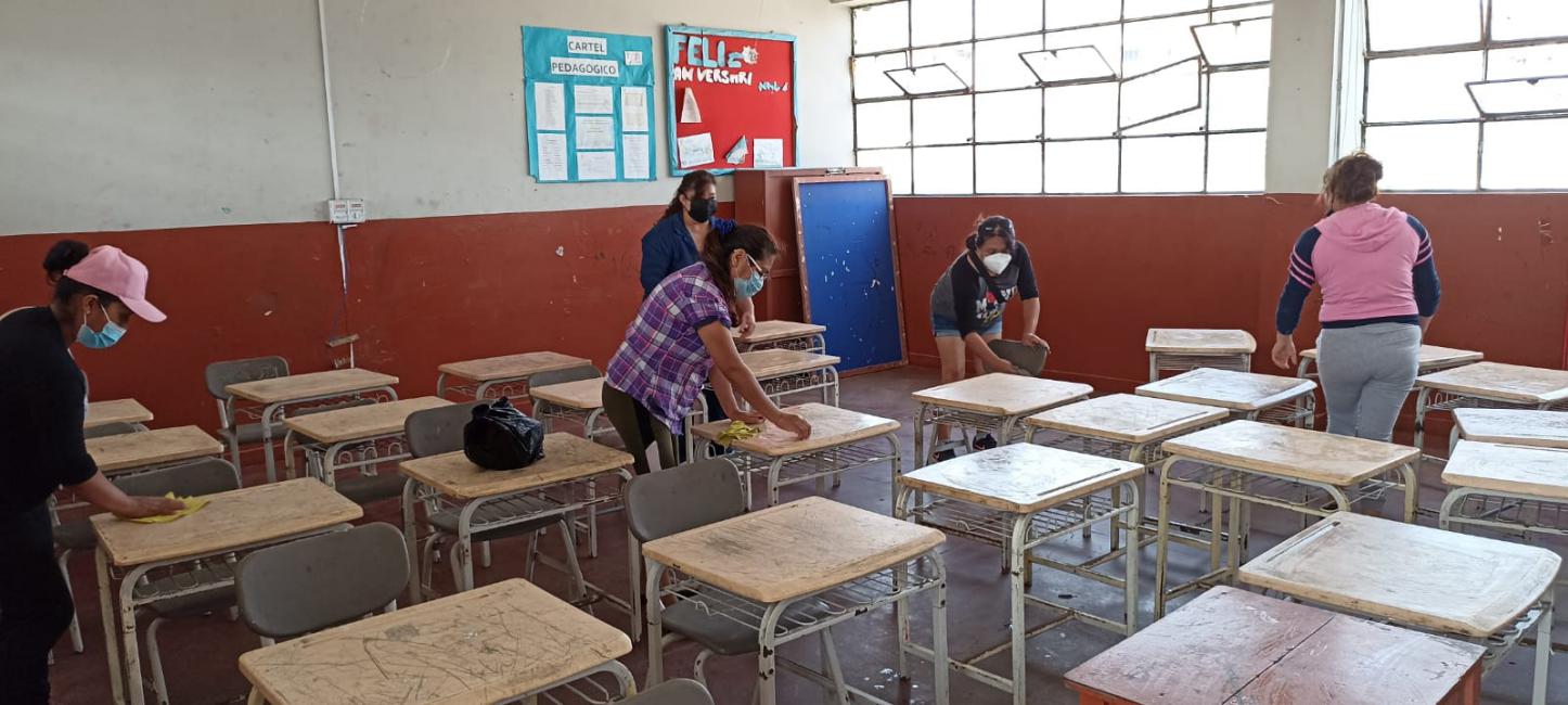 Padres de familia realizan faena de limpieza en ie 7062 naciones unidasde sjm