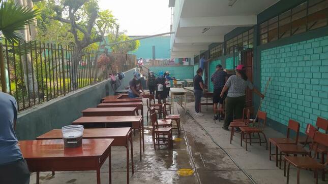 Padres de familia realizan faena de limpieza en ie 6038 ollantay de sjm