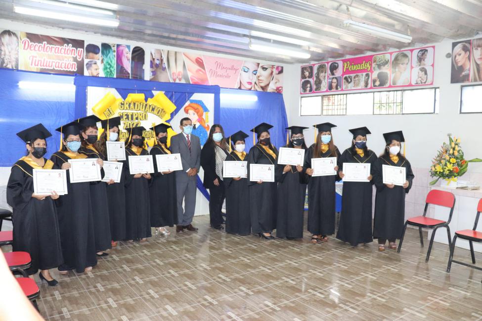 Titulo de auxiliar tecnico entrego a estudiantes cetpro la medalla milagrosa de ves