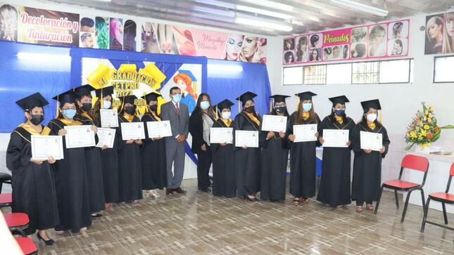 Titulo de auxiliar tecnico entrego a estudiantes cetpro la medalla milagrosa de ves