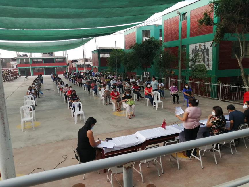 Docentes socializando la normativa del año escolar en ie peruano japones de ves