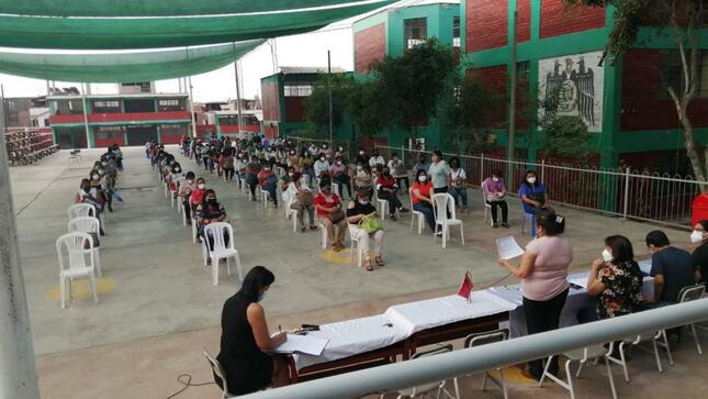 Docentes socializando la normativa del año escolar en ie peruano japones de ves