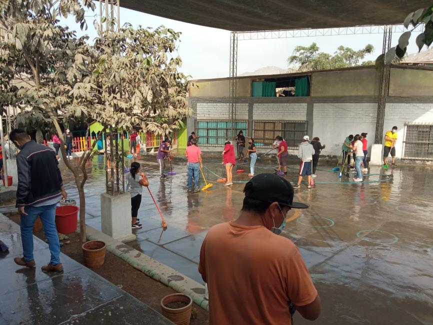Padres de familia realizaron jornada de limpieza en i.e.i. virgen de lourdes de vmt