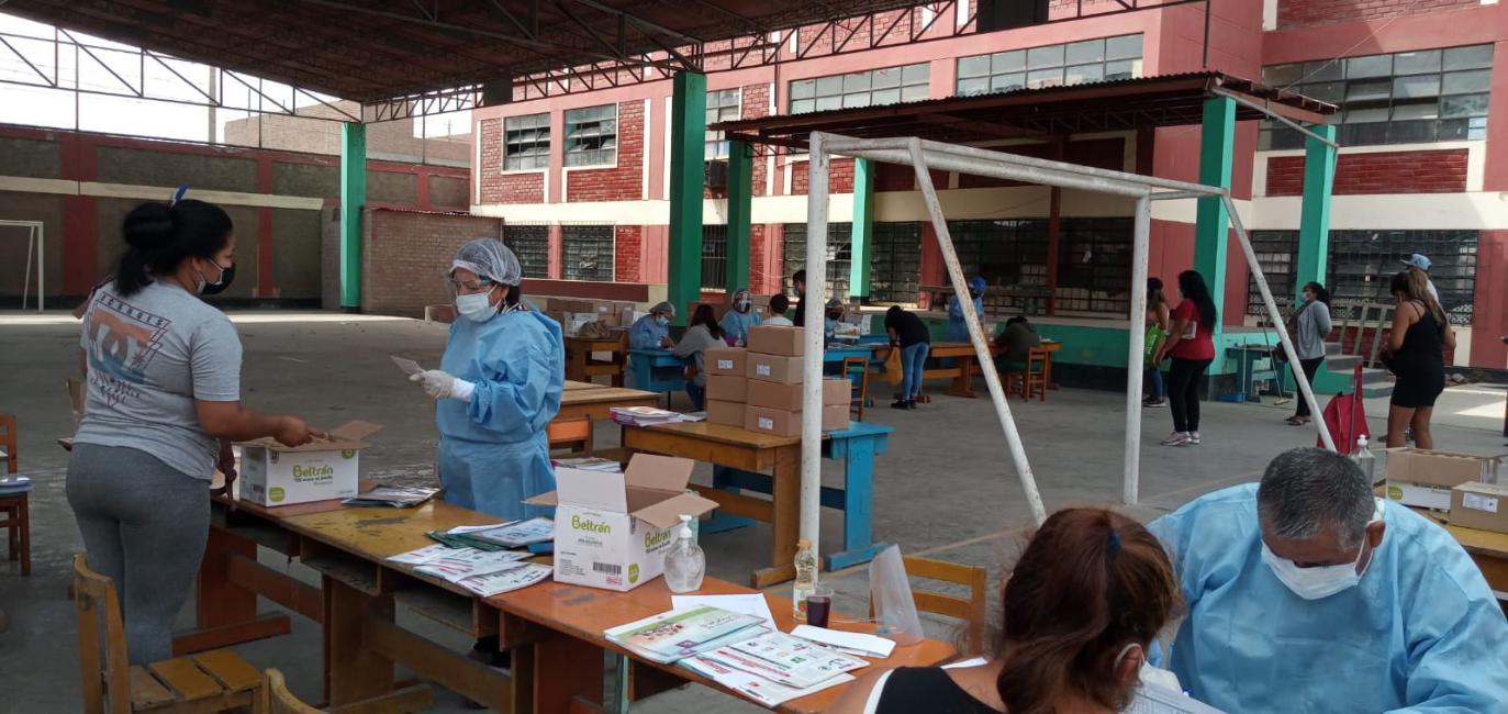 Entrega de productos de qaliwarma en ie 6154 marko jara schenone de lurin