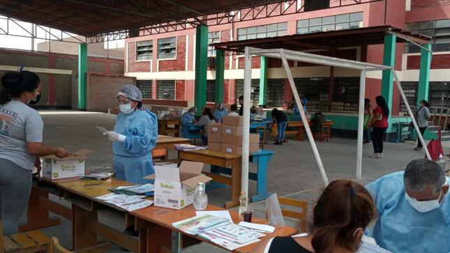 Entrega de productos de qaliwarma en ie 6154 marko jara schenone de lurin