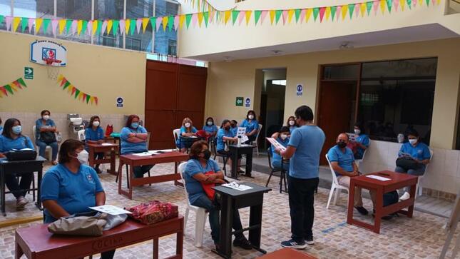Docentes del cebe lurin socializan acciones para recibir estudiantes 2022