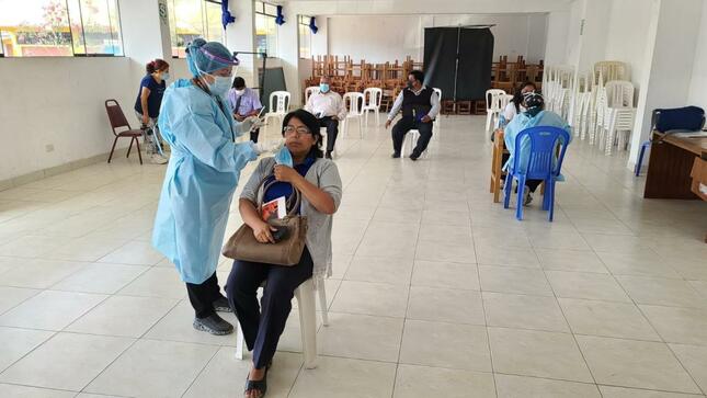 Docentes de ie 7228 peruano canadiense de ves se realizaron despistaje de covid 19