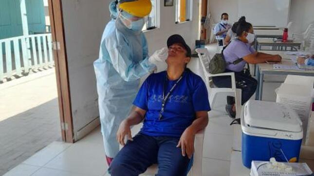 Docentes pasan prueba covid 19 en ie 6020 micaela bastidas de vmt