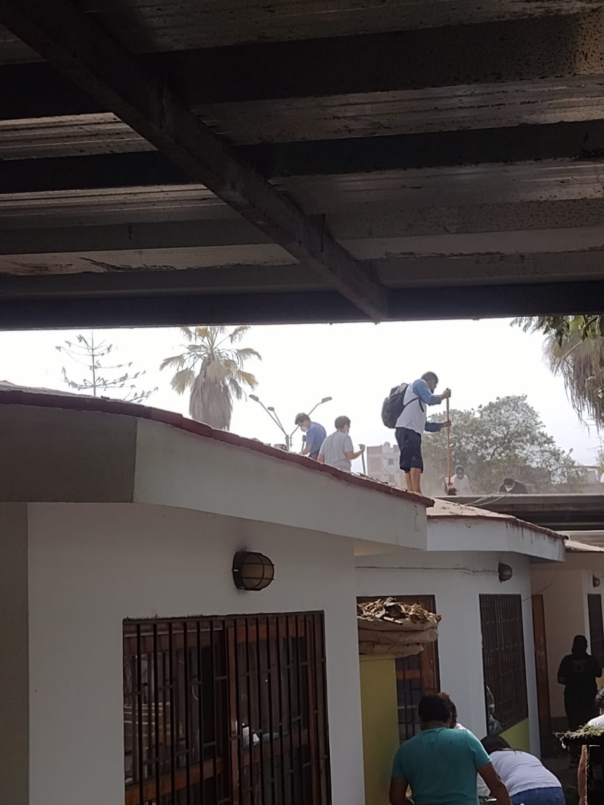 Padres de familia realizaron limpieza de aulas en iei 514 el carmen de sjm