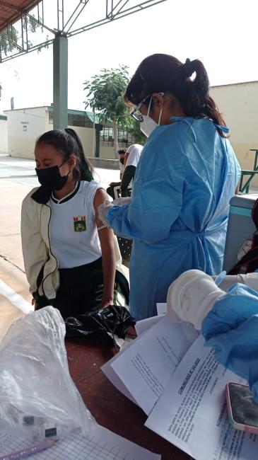 Estudiantes de ie josé faustino sánchez carrión de lurin fueron vacunados contra convid-19 por brigadas de diris lima sur