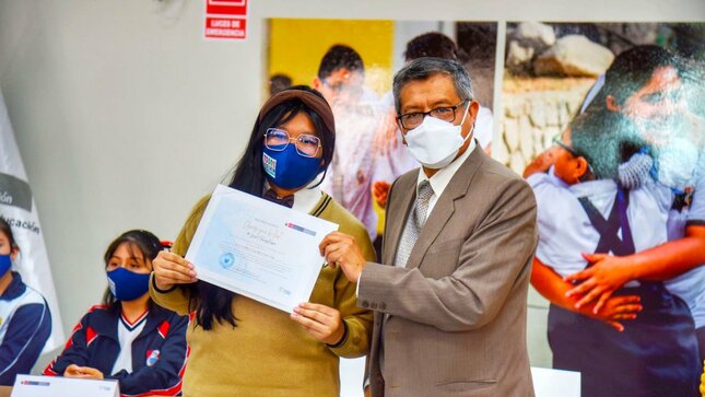 Ministro de educación realiza reconocimiento a estudiantes que viajaran a la nasa