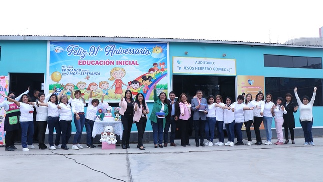 Directoras de educación inicial ugel uno participaron de izamiento del pabellón nacional