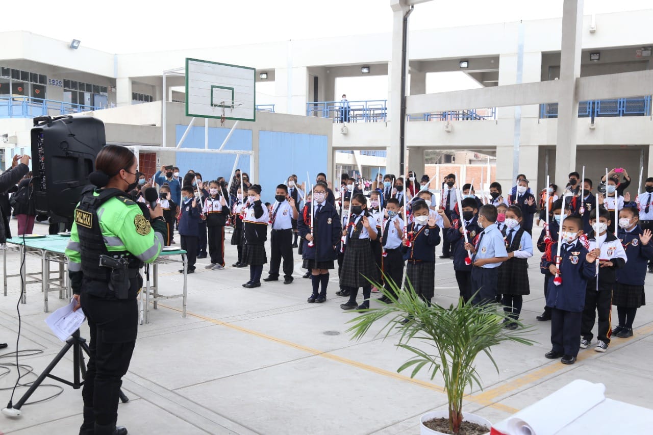 Juramentan policía escolar en la ie 7242 divino maestro de ves