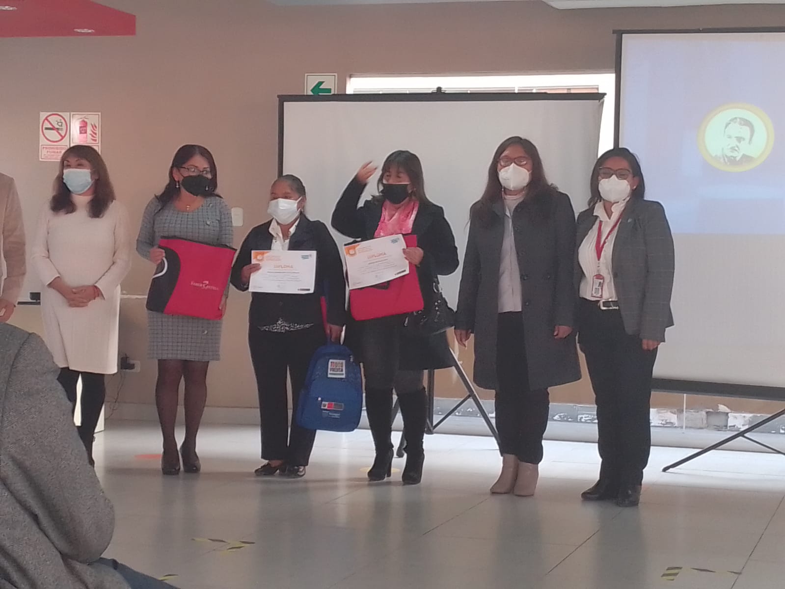 Estudiante de ceba arguedas de vmt recibio premio por concurso nacional de narrativa y ensayo