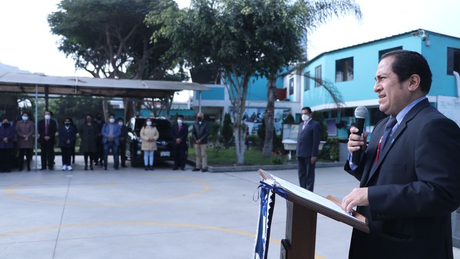 Izamiento pabellón nacional realiza área de administración en ugel uno