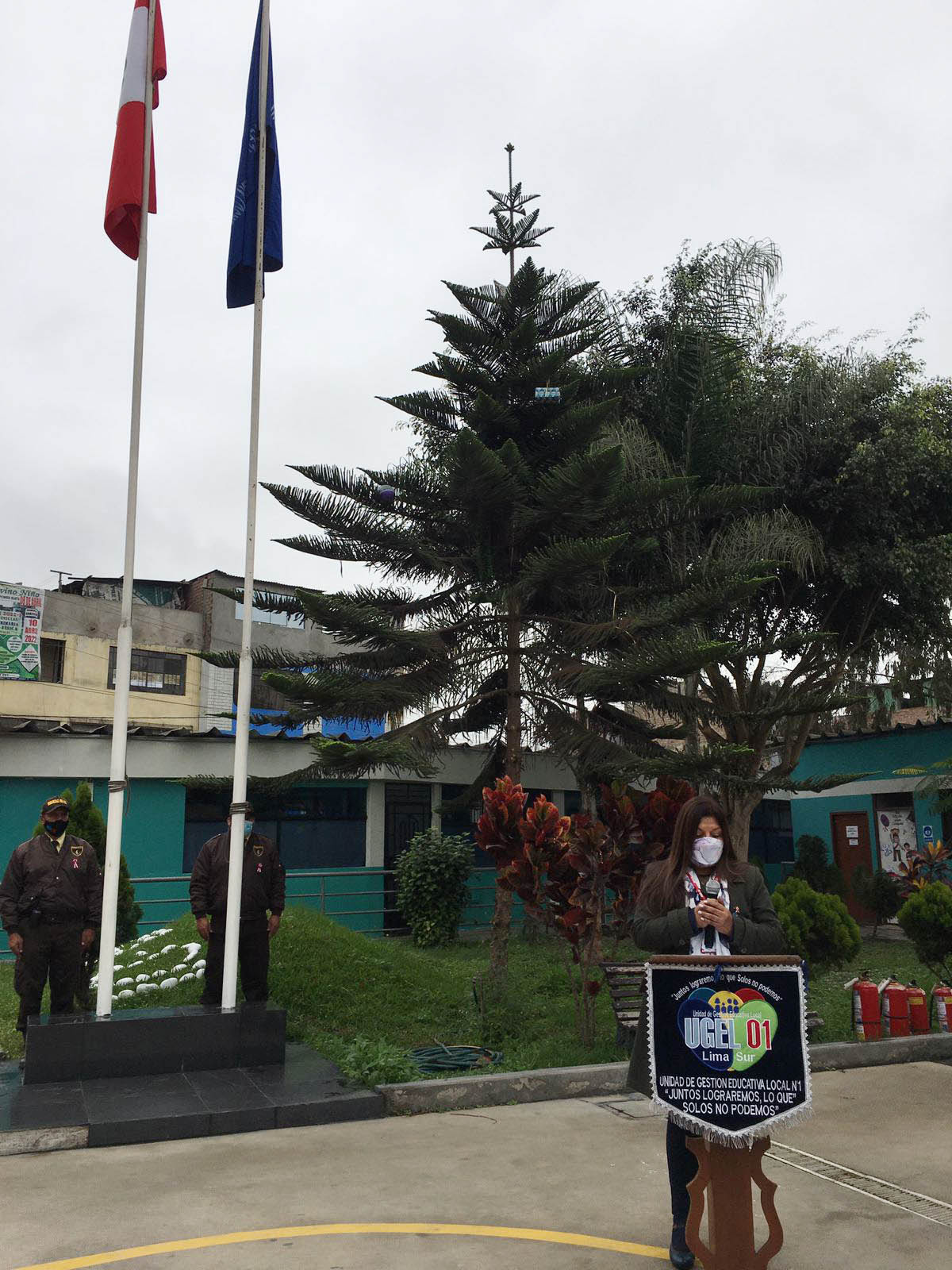 Izamiento pabellón nacional realiza área de supervisión y gestión del servicio educativo en ugel uno