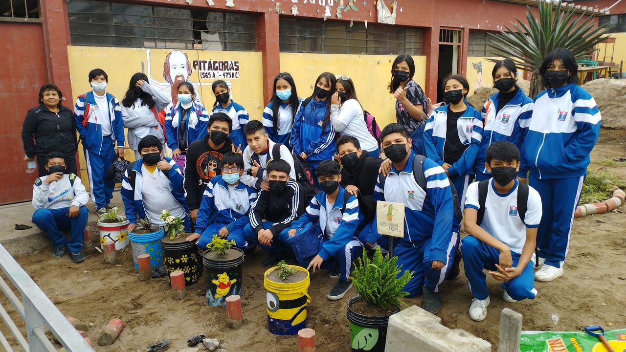 Con maceteros reciclados estudiantes de ie 7094 sasakawa de ves mejoran las áreas verdes