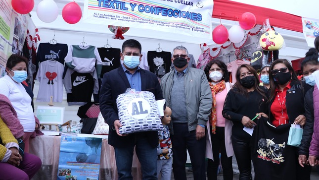 8 cetpros exponen sus proyectos en feria de emprendimiento frente a municipalidad de ves
