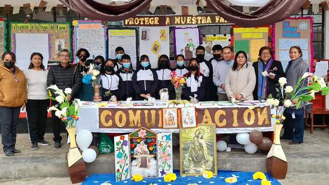 Estudiantes de secundaria de la ie 7093 república de francia de ves exponen sus proyectos educativos
