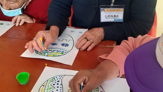 Adultos mayores de los martincitos aprenden sus primeras letras con docentes del ceba pachacutec