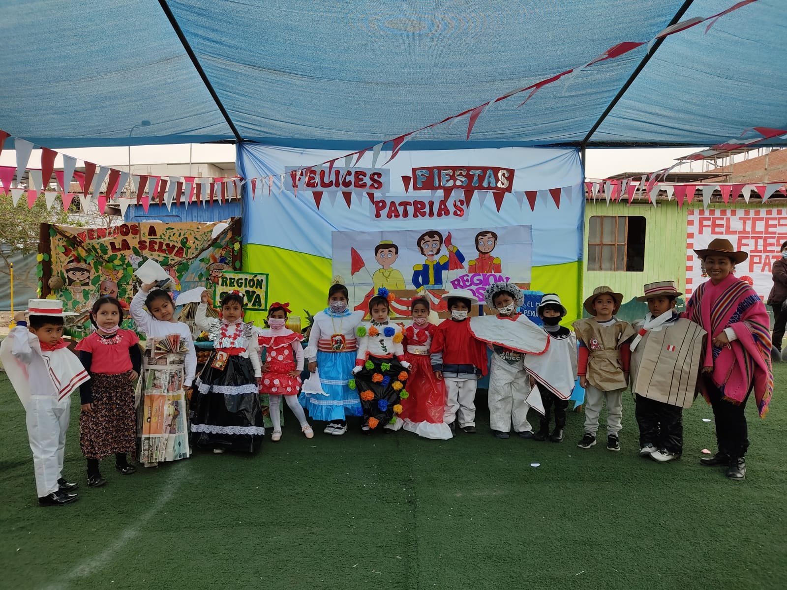 Con vestuario típico con material de reciclaje ie 6048 jorge basadre de ves celebro fiestas patrias