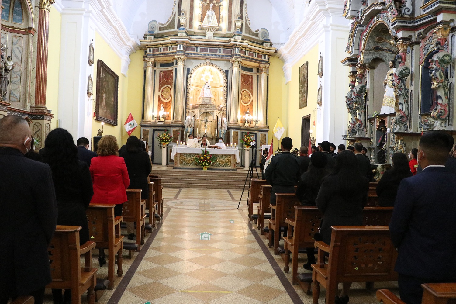 Misa tedeum celebra el padre amadeo raymi conmemorando los 201 años de independencia del perú