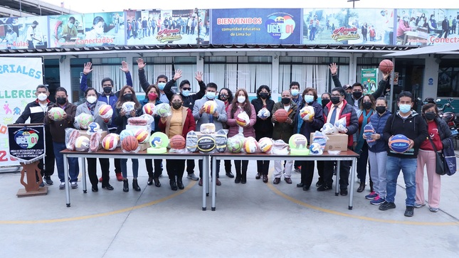 Ie reciben kit de materiales educativos para talleres deportivos recreativos wiñaq 2022