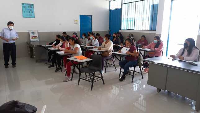 Docentes atienden a estudiantes en periférico bella esmeralda del ceba josé maría arguedas vmt