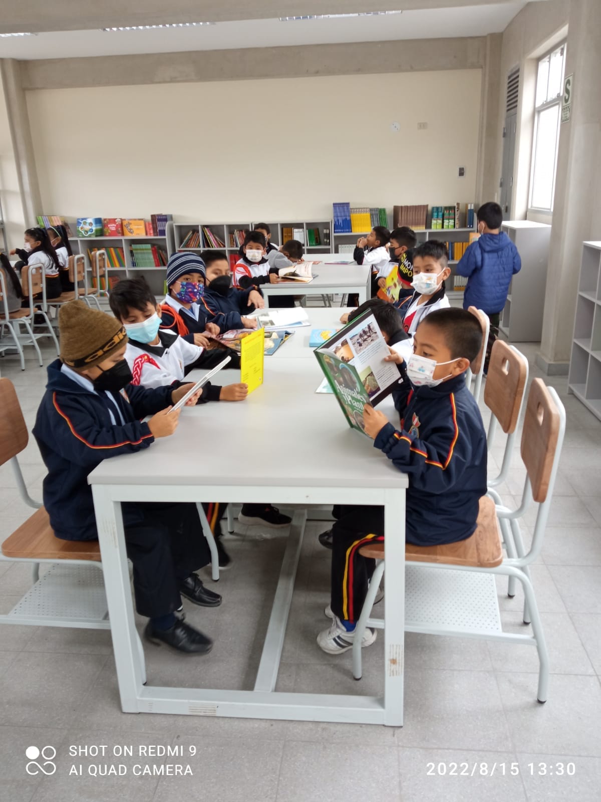 Escolares acuden a biblioteca hemeroteca en ie 7242 divino maestro de villa el salvador