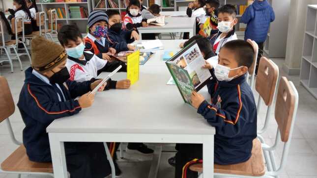 Escolares acuden a biblioteca hemeroteca en ie 7242 divino maestro de villa el salvador