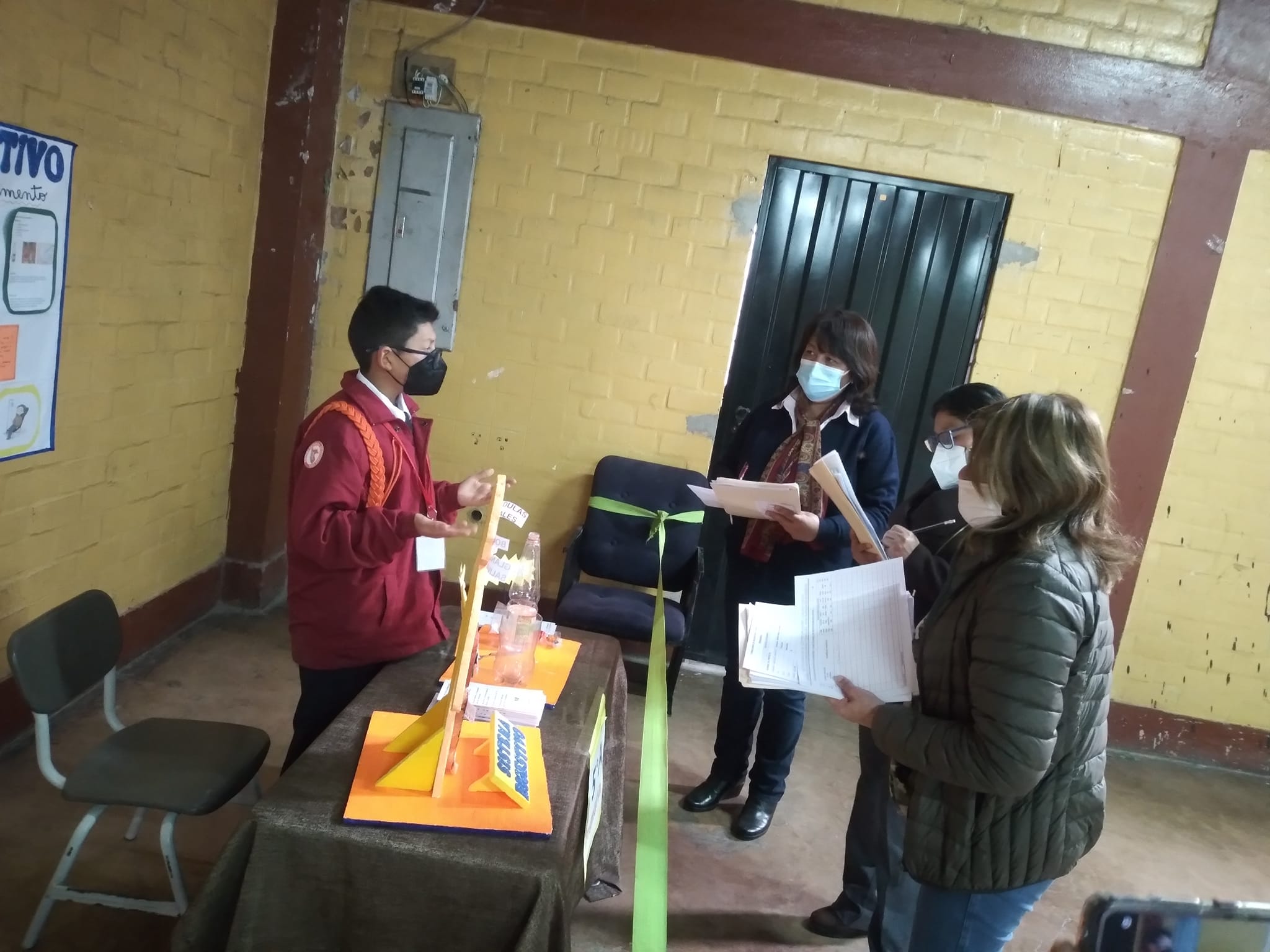 Estudiantes de ie peruano japones de ves exponen en feria de ciencias y tecnología eureka 2022