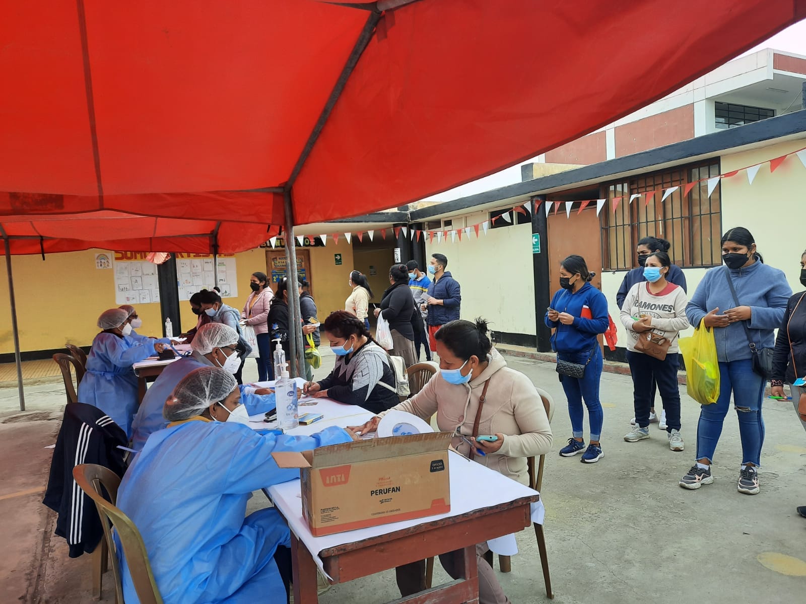 Entrega de productos qaliwarma realizo ie 7056 san martín de porres de lurin