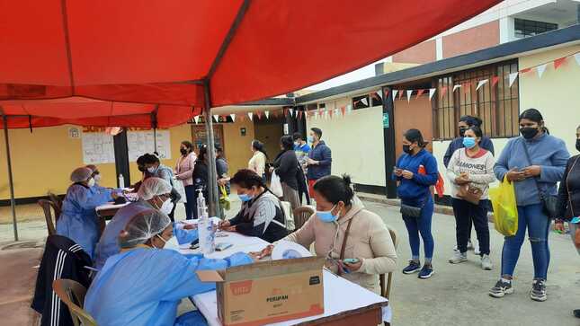 Entrega de productos qaliwarma realizo ie 7056 san martín de porres de lurin