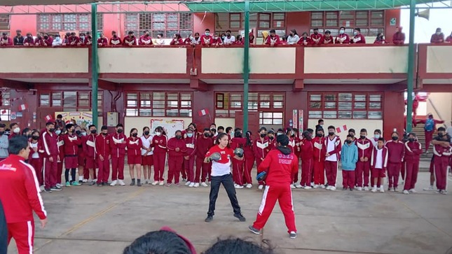 Demostración del kickboxing realizo el ipd en el colegio manuel calvo y pérez de pucusana