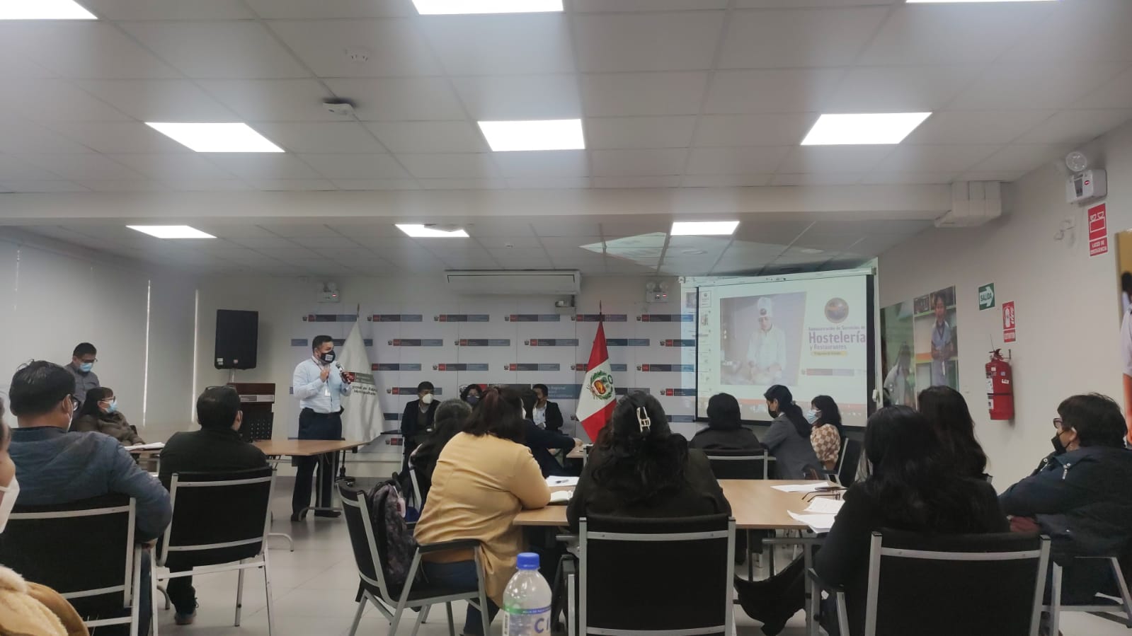 Docentes de cetpro participan de mesa técnica sobre modelo de certificación múltiple