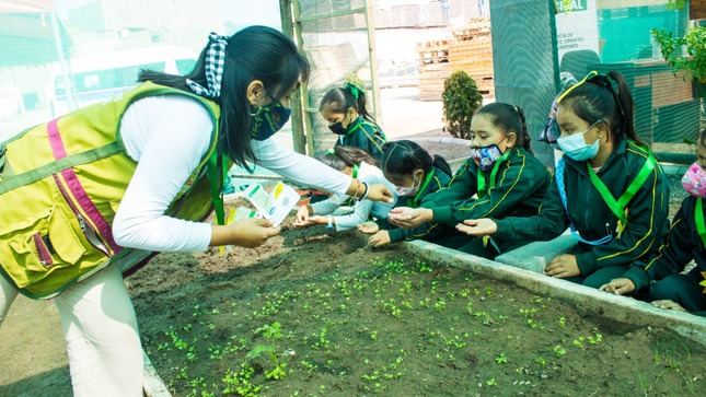 Taller de espacios verdes en el biohuerto para estudiantes de ie 6154 de lurin