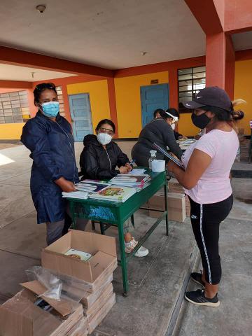 Entrega de cuadernos de trabajo en ie 7102 en manchay