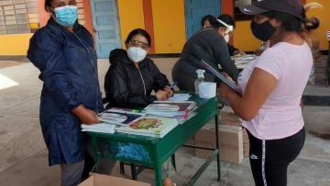 Entrega de cuadernos de trabajo en ie 7102 en manchay