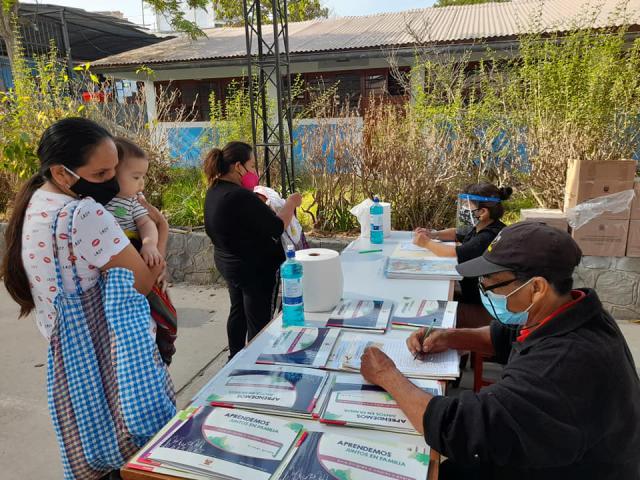 Ie 6020 micaela bastidas de vmt entrego cuadernos de trabajo