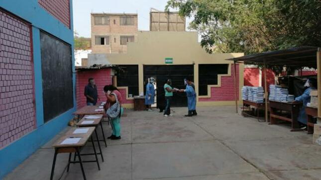 Ie césar vallejo de sjm entrego cuadernos de trabajo